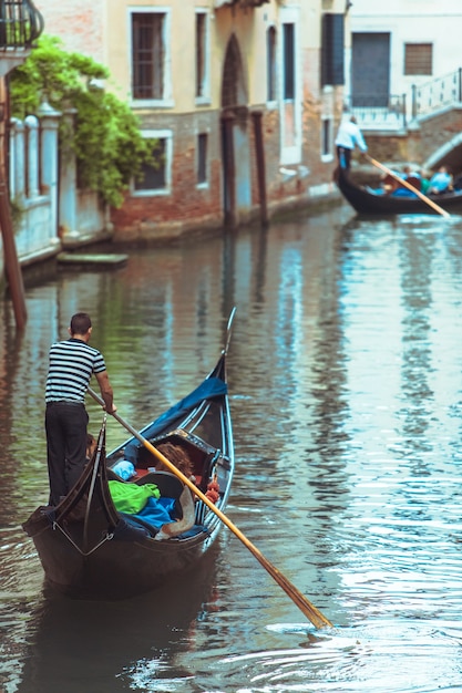 Gandole al concetto di vacanza estiva dei canali di Venezia