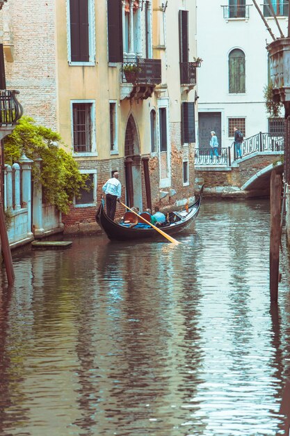 Gandole al concetto di vacanza estiva dei canali di Venezia