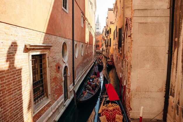 Gandolier fa il suo lavoro a Venezia, in Italia, novembre 2021