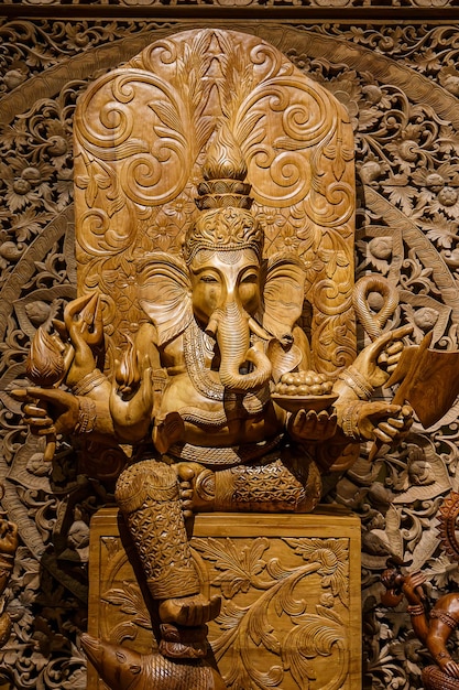 Ganesh in legno intagliato