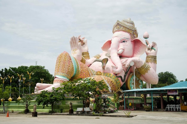 Ganesh statua colore rosa tailandese chiamato Phra Pikanet all'aperto per la visita delle persone e il rispetto pregando al Lord Ganesha Park il 9 maggio 2017 a Nakhon Nayok Thailandia