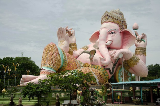 Ganesh statua colore rosa tailandese chiamato Phra Pikanet all'aperto per la visita delle persone e il rispetto pregando al Lord Ganesha Park il 9 maggio 2017 a Nakhon Nayok Thailandia