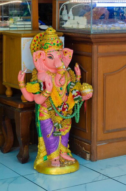 Ganesha Ganapati figura del dio della saggezza e del benessere con la testa di un elefante nell'induismo