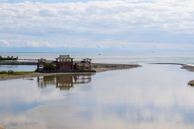 Ganmukhuri, Georgia - 28 settembre 2021: Casa cinese sulla spiaggia di Ganmukhuri, Georgia e paesaggio marino