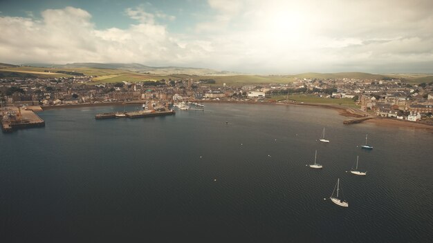 Gara di regata di yacht a Sun Ocean Coast aerea edifici moderni al molo di campbeltown su strada con