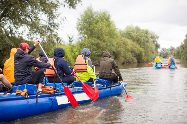 Gara di squadre su catamarani sul rafting