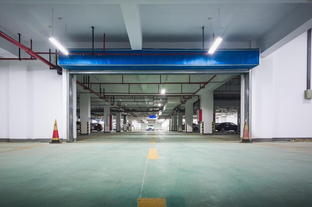 Garage nel seminterrato Ingresso sotterraneo con segnale di stop interno Luce al neon in un edificio industriale luminoso