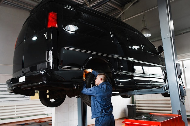 Garage per la riparazione di minibus