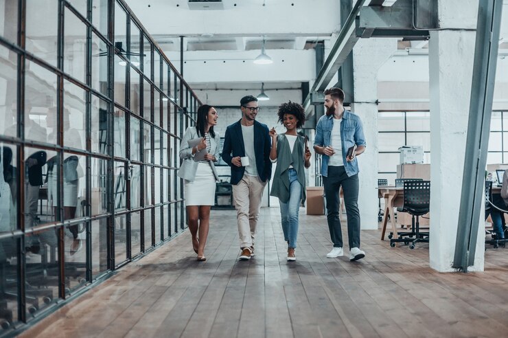 Foto garantire il successo lavorando come una squadra. giovani moderni in abbigliamento casual elegante
