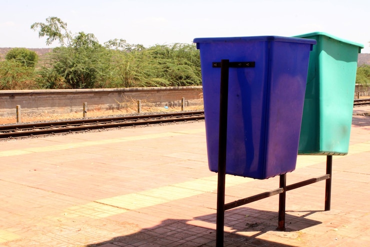 Photo garbage bins at an indian railway station