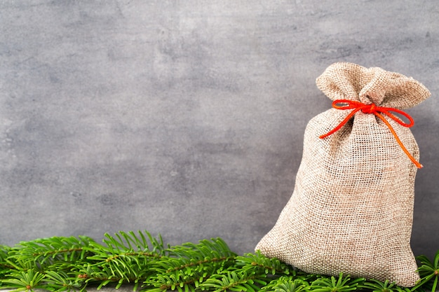 Gard di Natale. Sacchetto regalo con tela. Decorazione natalizia.