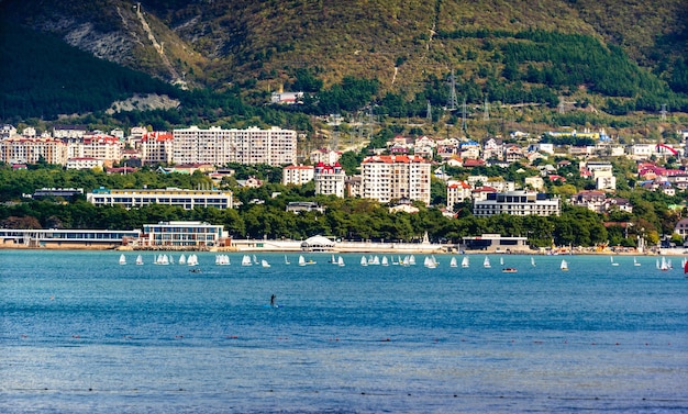 Gare di vela nella baia di Gelendzhik ai piedi delle montagne del Caucaso.