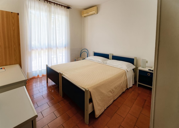 Gargnano, Italia - 14 luglio 2019: Interni moderni e confortevoli. Appartamento di lusso interno della camera da letto in hotel o casa piatta. Concetto di architettura e design. Letto matrimoniale in camera a casa. Tecnica mista.