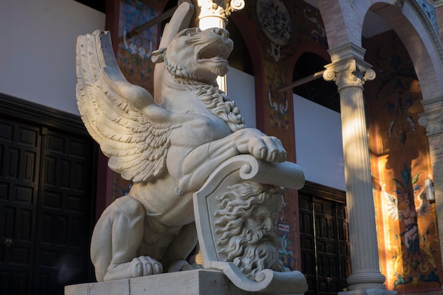 Gargoyle, scultura in pietra al Jardin del Retiro di Madrid, Spagna