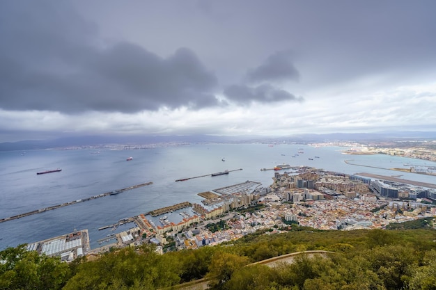 Garn vista panoramica sulla baia di Gibilterra con la città sul mare e le barche che navigano sul mare