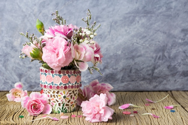 Garofano rosa in vaso di fiori di mosaico