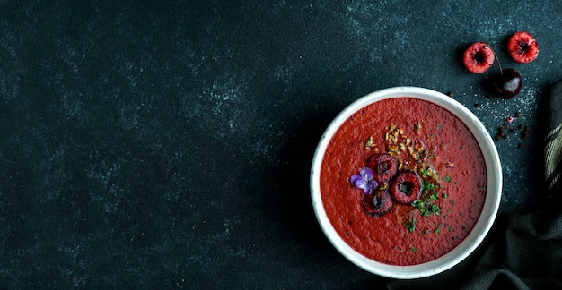 Gaspacho de cereza, zuppa cremosa fredda di ciliegia e pomodoro, zuppa estiva