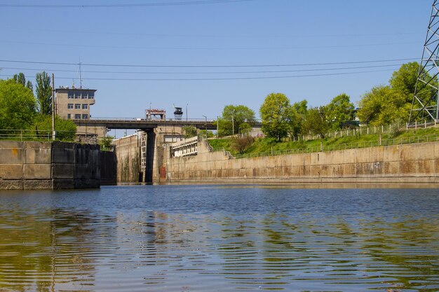 Gateway nella centrale idroelettrica di Svetlovodsk sul fiume Dnepr Ucraina