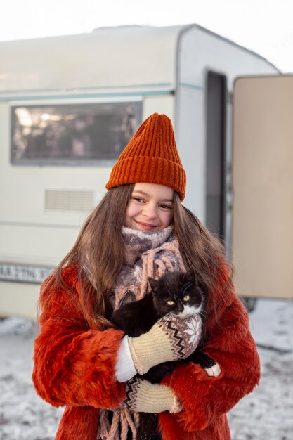 Gatto della holding della ragazza del colpo medio