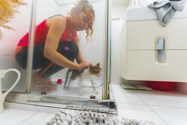 Gatto devon rex e il suo proprietario nel concetto di proprietario e animale domestico del bagno