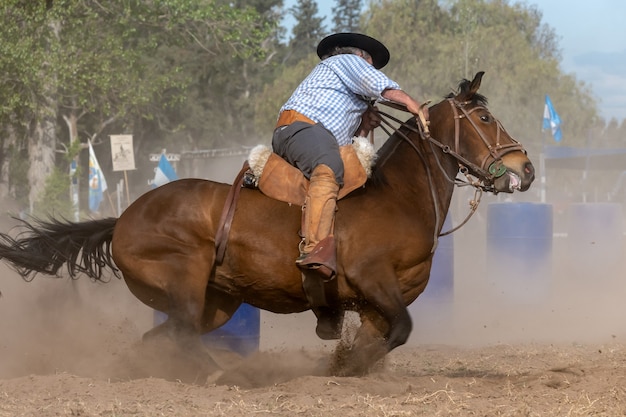 Gaucho argentino nei giochi di abilità creoli in Patagonia Argentina.