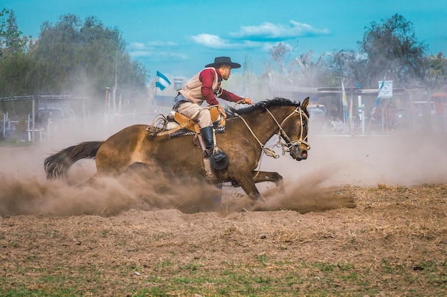 Gaucho argentino nei giochi di abilità creoli in Patagonia Argentina.