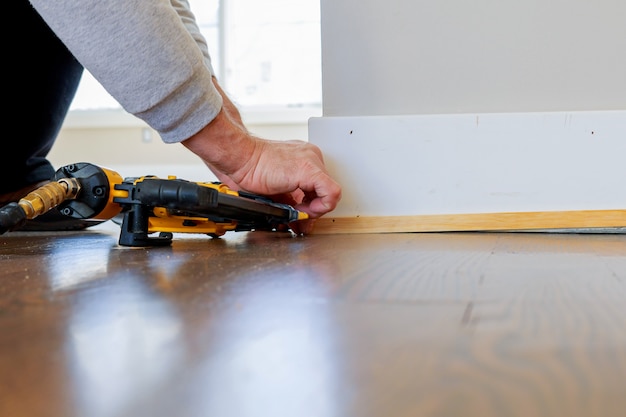 Gauge Finish Nailer uomo inchiodato doghe appaltatore casa su una sezione di muro per il lusso