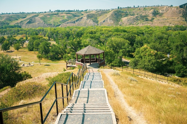 Gazebo alla fine del sentiero nel parco all'aperto