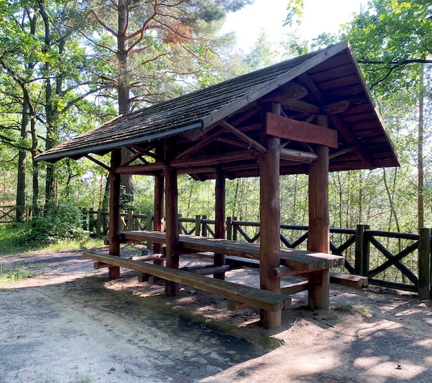 Gazebo in legno per vacanzieri nella foresta