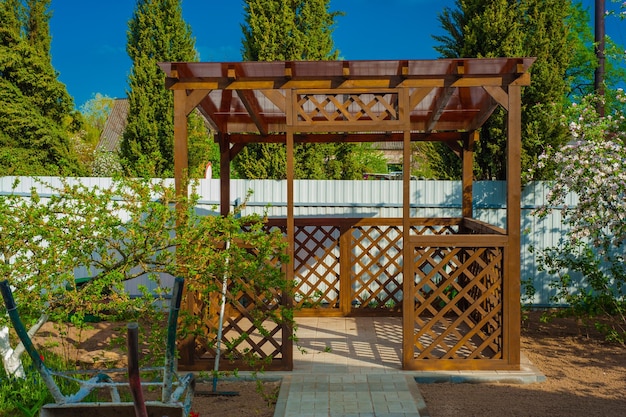 Gazebo in legno situato sulla riva del lago di Osoyoos