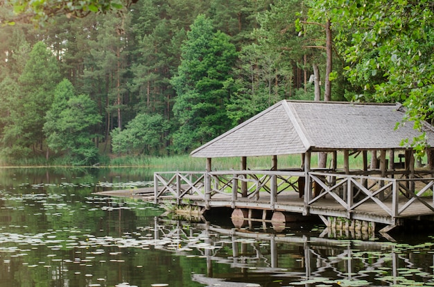 gazebo in legno vicino al lago