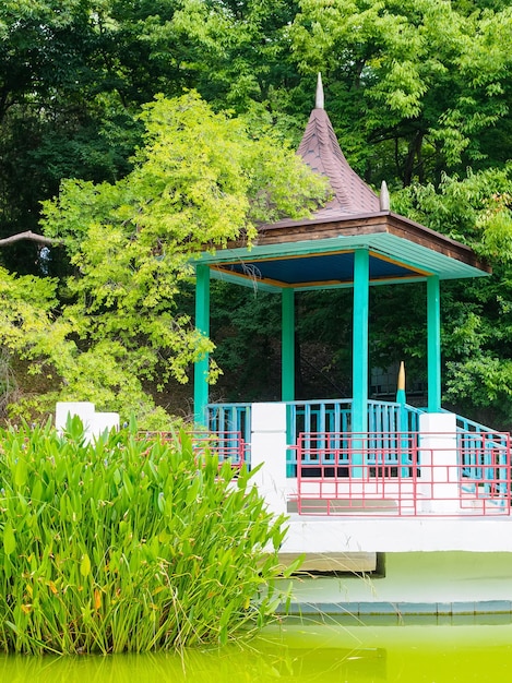 Gazebo nel giardino giapponese nel parco dendrologico