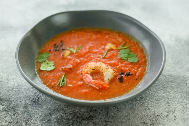 Gazpacho con gamberi. Chiuda in su di una zuppa di verdure fredda fredda spagnola della minestra