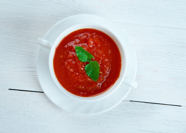 Gazpacho de remolacha - Zuppa di pomodoro con barbabietola e aglio, cucina spagnola