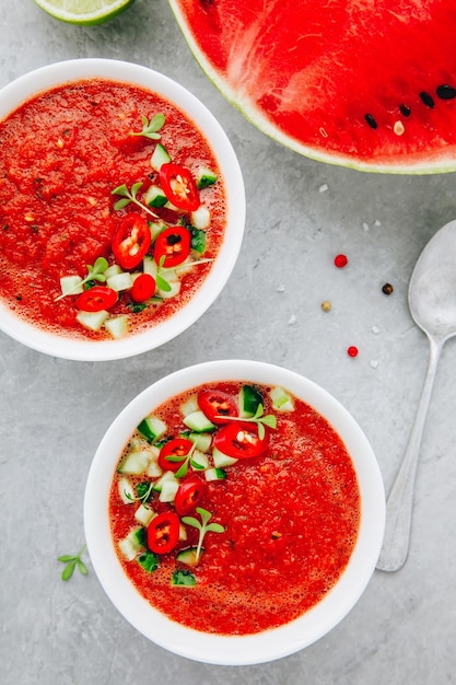 Gazpacho di anguria e pomodoro in ciotole bianche Vista dall'alto Zuppa fredda spagnola tradizionale