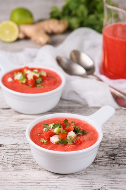 Gazpacho di pomodoro anguria in ciotole. Zuppa fredda tradizionale spagnola.