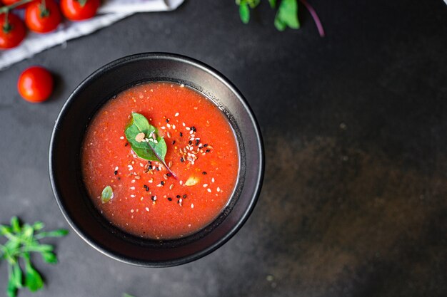 gazpacho di zuppa di pomodoro in un piatto