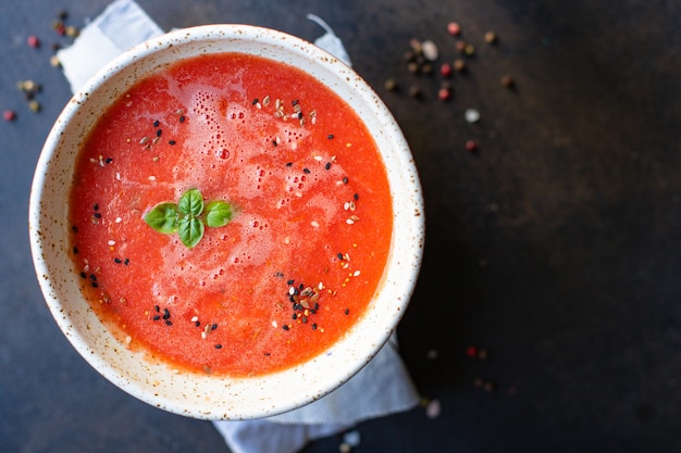 gazpacho di zuppa di pomodoro nel piatto sul tavolo