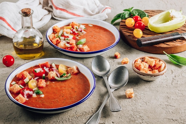 Gazpacho di zuppa fredda estiva spagnola con verdure su sfondo concreto Fuoco selettivo