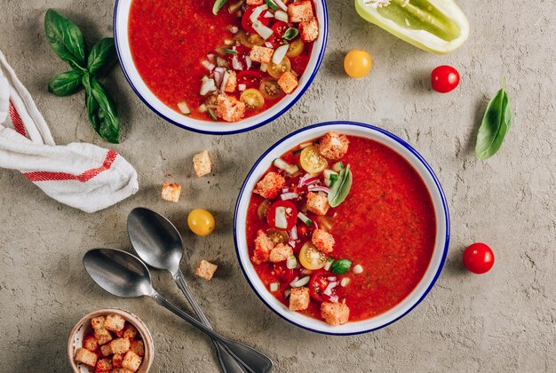 Gazpacho di zuppa fredda estiva spagnola con verdure su sfondo di cemento Vista dall'alto