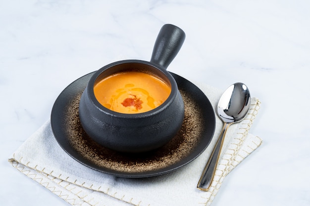 Gazpacho su tavola di marmo