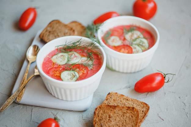 Gazpacho zuppa fredda, a base di pomodori, paprika, cetriolo, cipolla e aglio