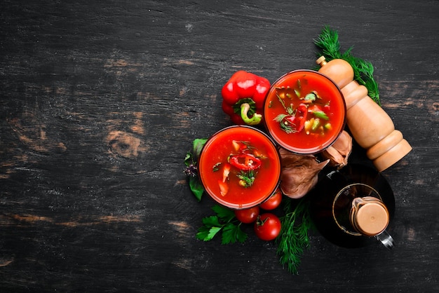 Gazpacho Zuppa in Glas Zuppa di pomodoro con cipolla, paprika e prezzemolo Cucina italiana Vista dall'alto Su sfondo nero Spazio libero per il testo