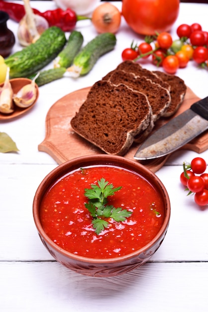 Gazpacho zuppa in un piatto marrone