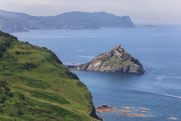 Gaztelugatxe isolotto con in cima eremo dedicato a Giovanni Battista Cabo Matxitxako Biscay