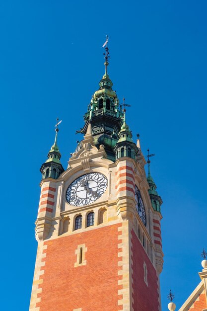 Gdansk Glowny è l'esterno storico della stazione ferroviaria principale con la torre dell'orologio Polonia