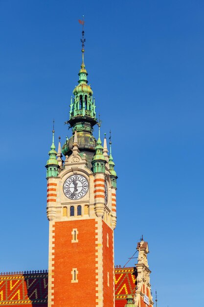 Gdansk Glowny è l'esterno storico della stazione ferroviaria principale con la torre dell'orologio Polonia