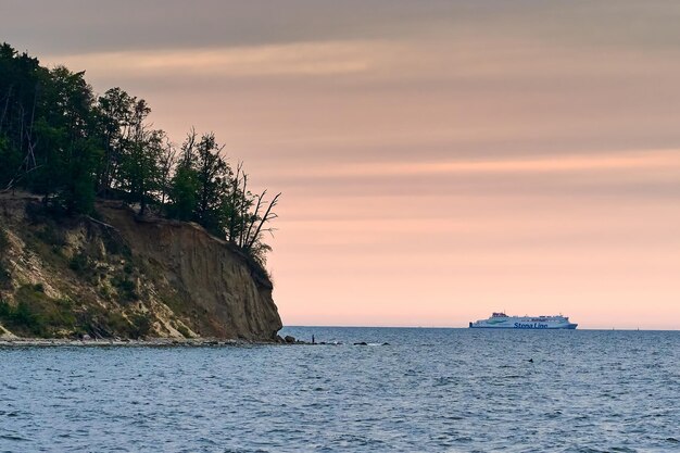 Gdynia Polonia 26 giugno 2023 Un grande traghetto lascia il porto Comunicazione marittima