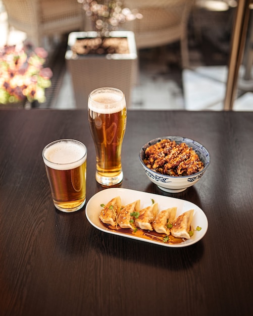 Gedza giapponese e riso al pollo katsudon con birra