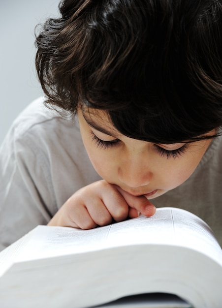 Geeky ragazzo carino studiare e indossare gli occhiali